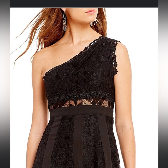 FOXIEDOX- Juliet One-Shoulder Lace Gown - Picture 2 of 5